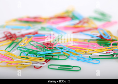 Farbige Büroklammern auf weißem Hintergrund Stockfoto