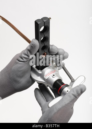 KLEMPNER BETRIEB EINE EXZENTRISCHE KUPFER ROHR ABFACKELN WERKZEUG Stockfoto