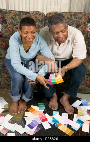 Afrikanische amerikanische paar geht über malen Farbkarten Stockfoto