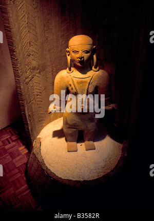 Ein Pre-Inka-Keramik-Skulptur des prähistorischen Menschen in Ecudaor auf dem Display in ein archäologisches Museum in Quito Stockfoto