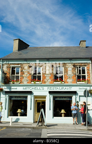 Menschen betrachten das Menü im Fenster ein Restaurant in der Innenstadt von Clifden, Connemara, County Galway, Irland Stockfoto