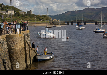 Barmouth Hafen Mitte Wales zeigt Einschiffen auf einer kleinen Fähre Passagiere Stockfoto