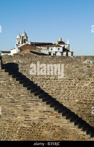 Wände und Treppen von der mittelalterlichen Burg Monsaraz, Alentejo, Portugal Stockfoto