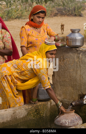 BANJARI STAMMESFRAUEN am Wasser gut in ihrem Dorf in der THAR-Wüste in der Nähe von JAISALMER RAJASTHAN Indien Stockfoto