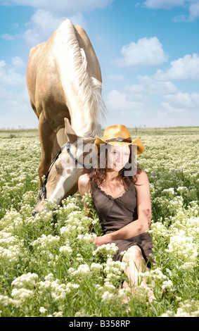 Zärtliche Beziehung zwischen dem Pferd und die Dame in der Wiese Stockfoto