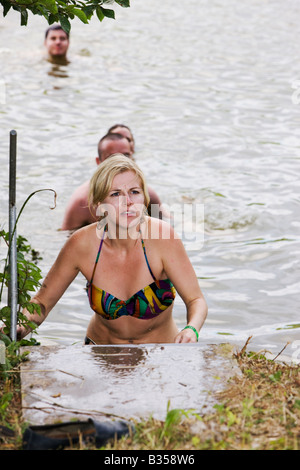 Frau im See am Geheimnis schwimmen, The Big Chill Festival 2008, Eastnor, Herefordshire Stockfoto