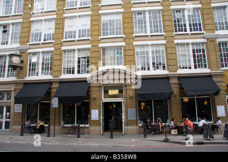 Menschen, die genießen, trinken außerhalb der Bar in Hoxton, Shoreditch Stockfoto