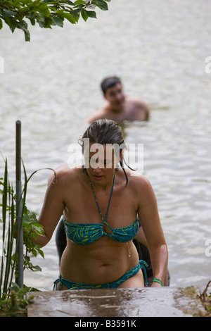 Frau im See am Geheimnis schwimmen, The Big Chill Festival 2008, Eastnor, Herefordshire Stockfoto