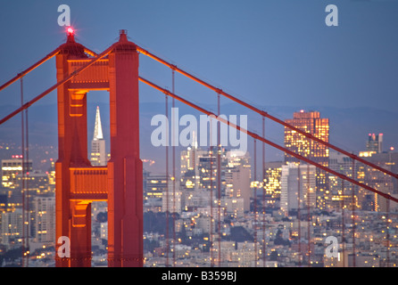 Transamerica Gebäude gesehen durch die beleuchteten Golden Gate Bridge bei Nacht. Stockfoto
