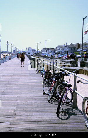 Linie von Fahrrädern gegen Promenade Reling gelehnt Stockfoto