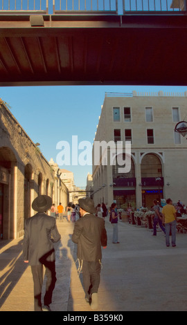 Zwei Ultra-orthodoxe Juden in ("Charedi") Fuß durch die Straßen von der neuen Mamilla Shoping Mall in Jerusalem. Stockfoto