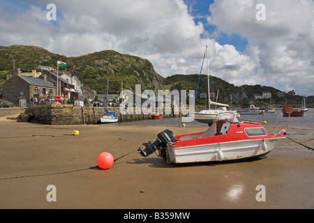 Barmouth Hafen Nord-Wales zeigt eine Motorboot im Vordergrund Stockfoto