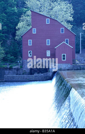 Rote Mühle Museum in Clinton aus direkt über das Wehr am Raritan River. Stockfoto