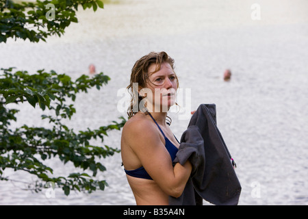 Frau am See am Geheimnis schwimmen, The Big Chill Festival 2008, Eastnor, Herefordshire Stockfoto