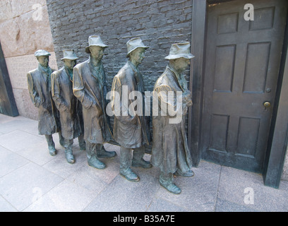 Die Franklin Delano Roosevelt Memorial Skulptur der Männer warten auf eine Suppe-Linie zu öffnen, in Washington, DC. Stockfoto