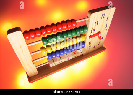 Hölzerne Kinder Abacus mit Uhr Stockfoto