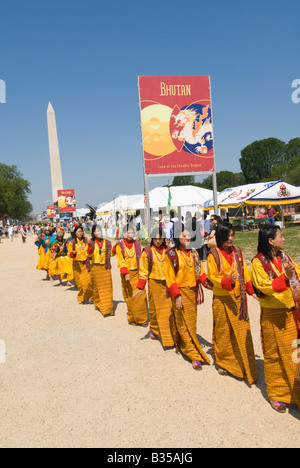 Religiöse Gruppe marschieren mit Washington Monument im Hintergrund am jährlichen Folklife Festival der Smithsonian Institution in Washington, DC Stockfoto