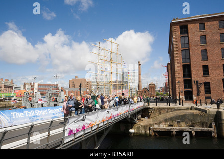 Liverpool Merseyside England UK Merseyside Maritime Museum und Hartleys Brücke im Albert Dock mit den Besuchern Tall Ships race Stockfoto
