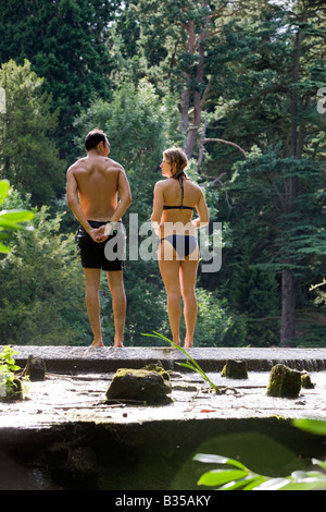 Mann und Frau durch einen Pool im Geheimnis zu schwimmen, The Big Chill Festival 2008, Eastnor, Herefordshire Stockfoto