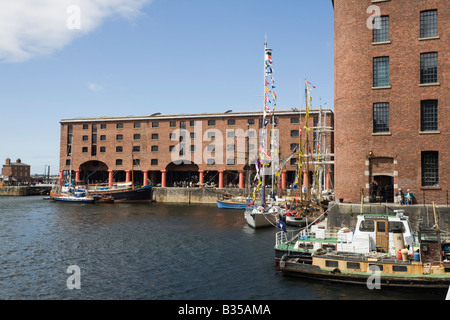 Liverpool Merseyside England UK Juli Merseyside Maritime Museum und Edward Pavilion im Albert Dock mit Segelschiffe vor Anker Stockfoto