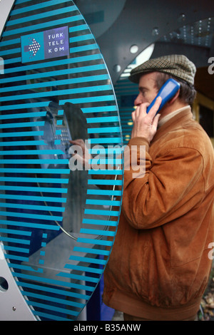 Mann an einer öffentlichen Telefonzelle, Trabzon, Türkei Stockfoto