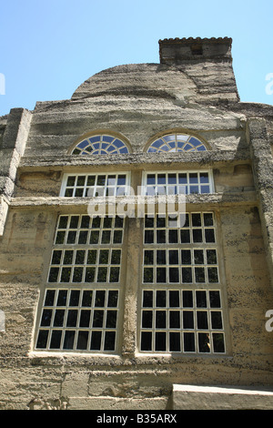 Hautnah am großen Fenstergruppe am südwestlichen Ende des mährischen Keramik und Fliesen. Stockfoto