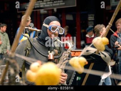 Straßentheater-Darsteller Swervy Welt führen die tiefen Meer Jivers in den Straßen von Brighton Teil von Brighton Festival, UK Stockfoto