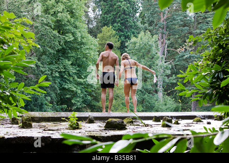 Mann und Frau durch einen Pool im Geheimnis zu schwimmen, The Big Chill Festival 2008, Eastnor, Herefordshire Stockfoto