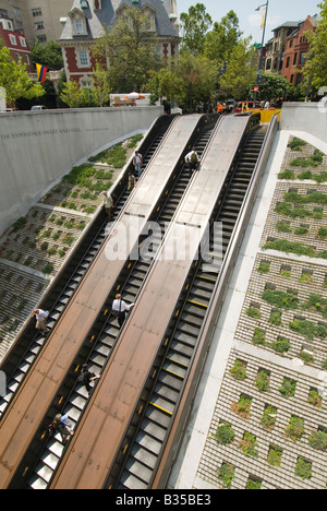 Rolltreppen an der U-Bahn am Dupont Circle u-Bahn Verkehrsbetriebe in Washington, DC. Stockfoto