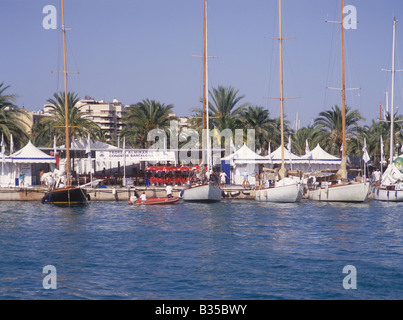 Szene in Regatta Dorf während der XXIV TROFEO ALMIRANTE CONDE DE BARCELONA Classic Boote Segelregatta, Palma De Mallorca. Stockfoto