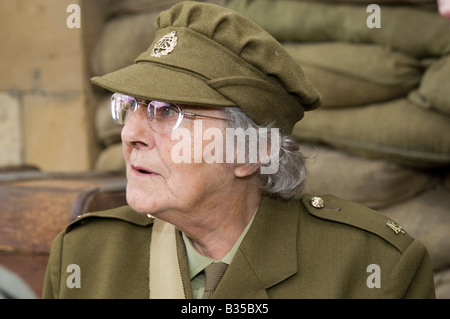 1940 ältere Frau für die Kriegszeit Wochenende oder Krieg Wochenende, Pickering, uk gekleidet Stockfoto