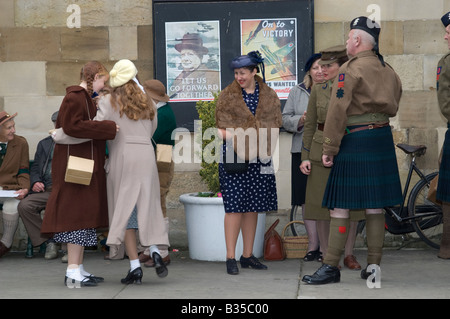 1940 Pelz & Mode 1945 junge Männer und Frauen in Tracht Pickering Lebendige Geschichte 1940er Jahre Weltkrieg Krieg Krieg Wochenende, North Yorkshire, England, Großbritannien Stockfoto