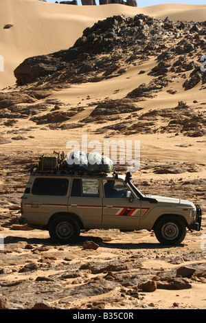 4 x 4 Fahren abseits der Straßen In Akachaker Tassili Ahaggar Sahara Wüste Algerien Stockfoto