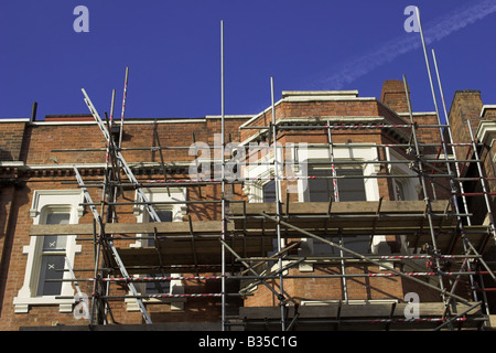 Gerüst auf einem renovierten Haus in einer Stadt, U.K. Stockfoto