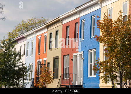 Bunte Backsteinhäuser an Seaton Ort und 17th Street NW in Washington, DC Dupont Circle Bereich. Stockfoto