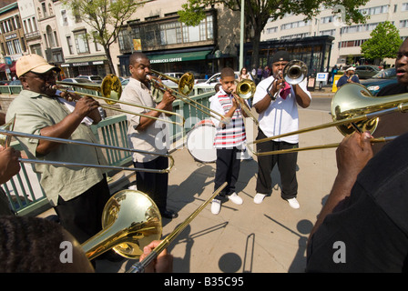 Straßenmusiker, wind Ensemble vor allem Posaunisten, Durchführung in Dupont Circle Bezirk von Washington DC. Stockfoto