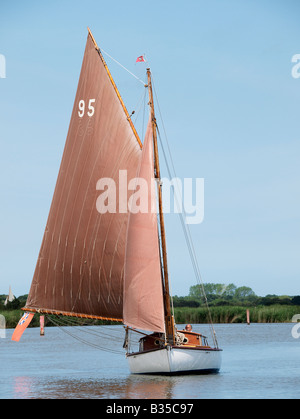 River klasse Cruiser namens Einsamkeit mit segelnummer 95 Segeln auf dem Fluss Thurne Norfolk Broads England Großbritannien Stockfoto