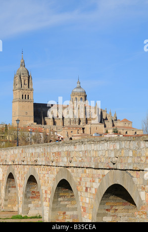 Römische Brücke Puente Romano mit dem neuen und alten Kathedralen Catedral Nueva Vieja Salamanca Spanien Stockfoto