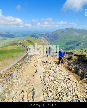 Zwei Passanten den Llanberis Weg vom Clogwyn Bahnhof entfernt an der steilen oberen Hängen des Mount Snowdon Stockfoto