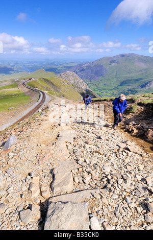 Zwei Passanten den Llanberis Weg vom Clogwyn Bahnhof entfernt an der steilen oberen Hängen des Mount Snowdon Stockfoto