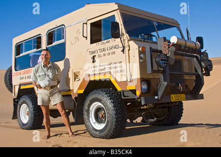 Tommy führt seine Living Desert Tours über Sanddünen vor Swakopmund beliebten Touristenstadt entlang der namibischen Küste in Afrika Stockfoto