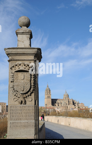 Steinsäule Denkmal am Ende der römischen Brücke Puente Romano Salamanca Spanien Stockfoto