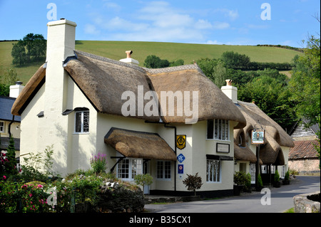 Außenseite des traditionellen strohgedeckten Royal Oak Pub in Winsford, Somerset auf Exmoor Stockfoto