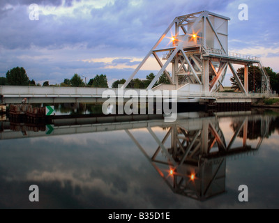 Eine Nacht-Blick auf die Pegasus-Brücke in der Nähe von Bénouville in der Normandie, Frankreich. Das erste Stück der französischen Land am Juni 1944 befreit Stockfoto