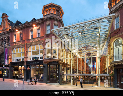 Einkaufspassage im Quartier Victoria bei Nacht, Briggate, Leeds, West Yorkshire, England Stockfoto