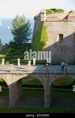 Spanien Barcelona Wand Steinbrücke über den ehemaligen Burggraben und Sentry Türme der Burg von Montjuic Festung, erbaut im Jahre 1640 Stockfoto