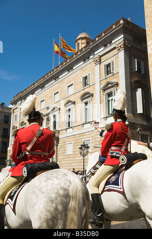 Spanien Barcelona montiert Bandmitglieder auf weißen Pferden rote Uniform und Federn im Hut Teil der Tag des Aufstiegs-Feier Stockfoto