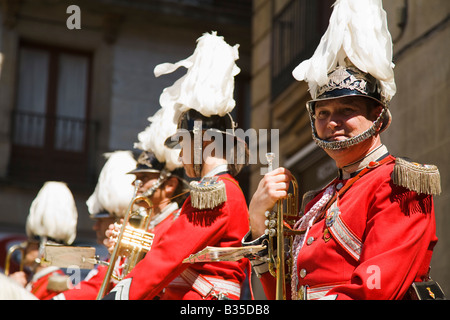 Spanien Barcelona montiert Bandmitglieder auf weißen Pferden rote Uniform und Federn im Hut Teil der Tag des Aufstiegs-Feier Stockfoto