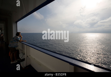 Mann, Blick auf den Horizont von einem Kreuzfahrtschiff Stockfoto