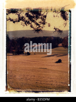 fallen Sie Landschaft mit Feld, Bäume & Hills im Bundesstaat New york Stockfoto